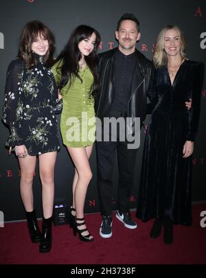 New York, NY, États-Unis.25 octobre 2021.Stella Cooper, Ava Cooper, Scott Cooper, Jocelyne Cooper at the Searchlight Pictures projection spéciale d'Antlers au Regal Essex Crossing & RPX à New York le 25 octobre 2021.Crédit : RW/Media Punch/Alamy Live News Banque D'Images