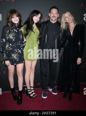 New York, NY, États-Unis.25 octobre 2021.Stella Cooper, Ava Cooper, Scott Cooper, Jocelyne Cooper at the Searchlight Pictures projection spéciale d'Antlers au Regal Essex Crossing & RPX à New York le 25 octobre 2021.Crédit : RW/Media Punch/Alamy Live News Banque D'Images