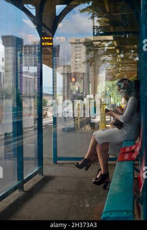 Cardiff, pays de Galles - août 20 2021 : les masques protecteurs sont toujours obligatoires au pays de Galles et la plupart des passagers les portent à la rue Queen Cardiff Banque D'Images