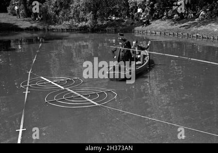 Müssen Die Sportangler Angelwettbewerb Zielfelder bei einem die auf dem Wasser treffen, Deutschland 1930 er Jahre. Les pêcheurs doivent frapper ces cibles sur l'eau à un concours de pêche à la ligne, l'Allemagne des années 1930. Banque D'Images