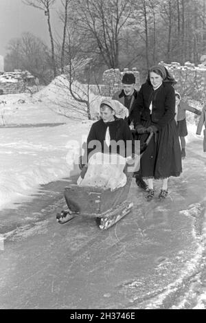 Eine Familie beim Eislaufen auf einem zugefrorenen Voir im Spreewald, Deutschland 1930 er Jahre. Une famille de patiner sur un lac gelé au Spreewald, Allemagne 1930. Banque D'Images
