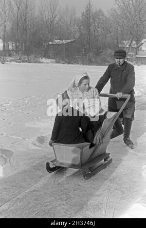 Eine Familie beim Eislaufen auf einem zugefrorenen Voir im Spreewald, Deutschland 1930 er Jahre. Une famille de patiner sur un lac gelé au Spreewald, Allemagne 1930. Banque D'Images