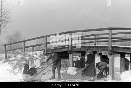 Eine Familie beim Eislaufen auf einem zugefrorenen Voir im Spreewald, Deutschland 1930 er Jahre. Une famille de patiner sur un lac gelé au Spreewald, Allemagne 1930. Banque D'Images