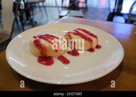 De délicieux caillé arrosé de confiture de fraises dans l'un des cafés de l'aéroport Banque D'Images