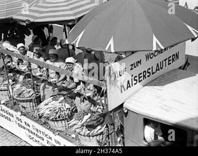 Lokale im Rettichprduzenten Rettichfest Festzug zum en Schifferstadt, Deutschland 1930 er Jahre. Les producteurs de radis locales au spectacle de l'assemblée annuelle à juste radis Schifferstadt, Allemagne 1930. Banque D'Images