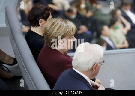 Berlin, Allemagne, 26 octobre 2021. Après les élections de septembre, le Bundestag nouvellement élu se réunit pour sa première session constituante.En outre, un nouveau président du Bundestag, Bärbel Bas, sera élu pour remplacer Wolfgang Schäuble.La chancelière Angela Merkel, le président fédéral Frank-Walter Steinmeier et de nombreux autres membres du gouvernement actuel seront présents.Crédit : Juergen Nowak/Alay Live News Banque D'Images