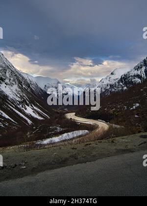 route au-dessus d'un col en norvège, entre les montagnes et la neige. nature pure Banque D'Images
