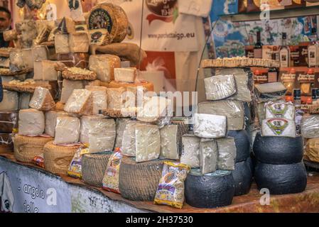 ROVIGO, ITALIE, 26 OCTOBRE 2021 : cale pleine de fromages à vendre.Un tas de fromage avec un foyer sélectif, fromage de la ferme dans la stalle du marché. Banque D'Images