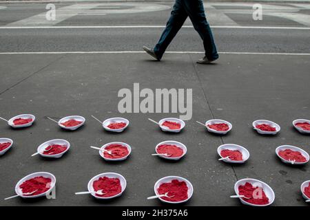 SP - Sao Paulo - 10/26/2021 - SAO PAULO, ACTE DE GABRIEL HOYTIL, MASP - les ONG Rio de Paz et Mochileiros de Cristo se produire devant le MASP sur l'Avenida Paulista ce mardi matin, 26, manifestation à la mémoire de Gabriel Hoytil Araujo (19),Qui a été tué par balle par la police civile quand sa boîte à lunch a été confondue avec une arme.L'affaire a eu lieu le 20 octobre lors d'une opération de lutte contre le trafic de drogues à Morro do Piolho, une communauté de la zone sud de Sao Paulo.200 boîtes à lunch ont été placées pleines de sable rouge et une bannière avec la phrase "c'était une boîte à lunch.Justice de Gabriel" Pho Banque D'Images