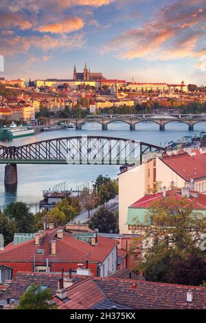 Prague au lever du soleil.Image du paysage urbain de Prague, capitale de la République tchèque, avec la cathédrale Saint-Vitus et cinq ponts sur la Vltava au soleil d'automne Banque D'Images
