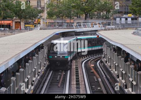 Paris, France - 23 octobre 2021 : vue sur un métro en direction de la gare Bastille à Paris Banque D'Images