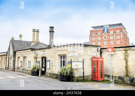 Gare de Stroud avec Hill Paul derrière à Gloucestershire, Royaume-Uni Banque D'Images