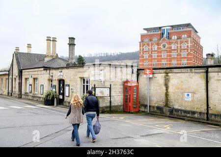 Gare de Stroud avec Hill Paul derrière à Gloucestershire, Royaume-Uni Banque D'Images