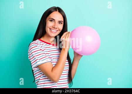 Photo de profil de la femme optimiste brunette hairdo ballon porter t-shirt coloré isolé sur fond de couleur sarcelle Banque D'Images