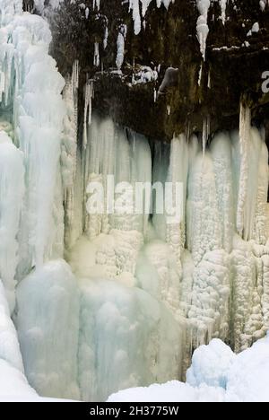 Fragment d'une cascade gelée.Chutes d'eau de Chegem - spectacle majestueux d'une beauté extraordinaire à Kabardino-Balkaria, Russie Banque D'Images