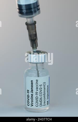 Janssen Vaccine COVID-19 injection aiguille fond blanc Banque D'Images