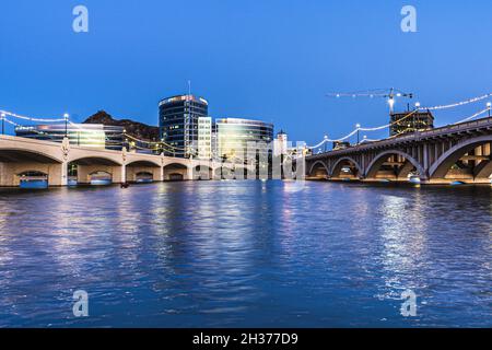 Le lac Tempe Town en Arizona est traversé par des ponts illuminés au crépuscule Banque D'Images