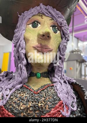 Les chocolatiers de Cadbury World à Birmingham ont créé une sorcière entièrement faite de chocolat pour l'exposition d'Halloween de cette année.Pesant 10 kg - l'équivalent de 222 barres standard de lait Cadbury Dairy - la création a pris deux jours aux chocolatiers Donna Oluban et Dawn Jenks.Date de la photo: Mardi 26 octobre 2021. Banque D'Images