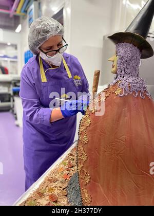 Les chocolatiers de Cadbury World à Birmingham ont créé une sorcière entièrement faite de chocolat pour l'exposition d'Halloween de cette année.Pesant 10 kg - l'équivalent de 222 barres standard de lait Cadbury Dairy - la création a pris deux jours aux chocolatiers Donna Oluban et Dawn Jenks.Date de la photo: Mardi 26 octobre 2021. Banque D'Images