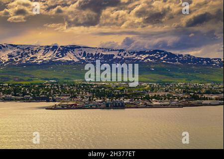 Ville d'Akureyri avec des montagnes enneigées et le fjord Eyjafjordur dans le nord de l'Islande Banque D'Images