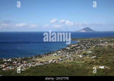 Vue sur la partie sud de l'île de Saint-Kitts et sur les îles de Saba et Saint-Eustache depuis la colline de Brimstone Banque D'Images