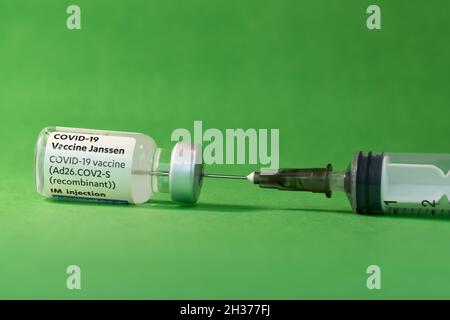 Janssen Vaccine COVID-19 injection aiguille fond blanc Banque D'Images