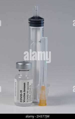 Janssen bouteilles vaccin COVID-19 injection aiguille blanche Banque D'Images