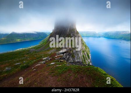 La montagne de Segla sur l'île de Senja, dans le nord de la Norvège, vue depuis le sentier de Hesten Banque D'Images