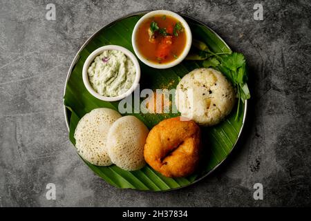 Petit-déjeuner indien du Sud végétarien thali - IDLI vada sambar chutney upma Banque D'Images