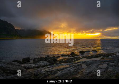 Coucher de soleil sur la plage de Tungeneset sur l'île de Senja, dans le nord de la Norvège Banque D'Images