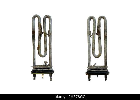 Deux éléments gâtés pour le chauffage de l'eau dans les machines à laver et les chaudières.Chauffe-eau rouillés Collage avec chauffe-eau électrique à la chaux et au calcaire.Isoler sur fond blanc. Banque D'Images