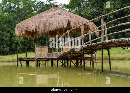 Belvédère en bois et bambou structuré au milieu du lac avec vue naturelle pour se détendre et profiter de temps de détente Banque D'Images