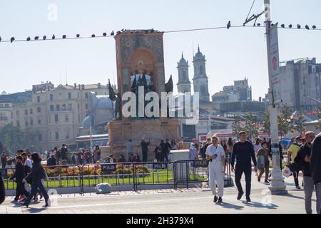 Beyoğlu,Istanbul,Turquie-octobre-samedi-2021: Monument historique de la place Taksim.Personnes marchant et vieux bâtiments Banque D'Images