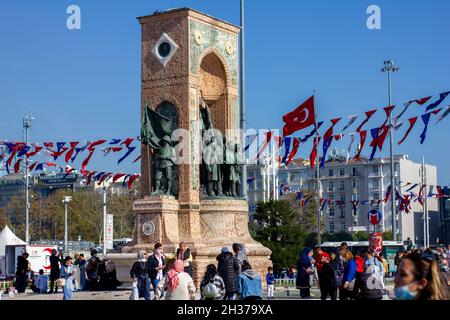 Beyoğlu,Istanbul,Turquie-octobre-samedi-2021: Monument historique de la place Taksim.Personnes marchant et vieux bâtiments Banque D'Images