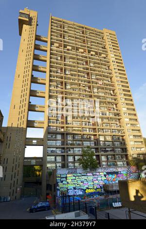 Londres, Angleterre, Royaume-Uni.Trellick Tower (catégorie II*) Cheltenham Estate, Kensal Green, Londres.Ouvert en 1972, l'architecture de style Brutaliste Banque D'Images