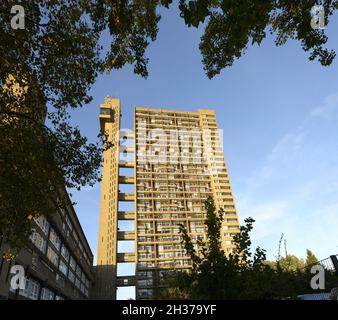 Londres, Angleterre, Royaume-Uni.Trellick Tower (catégorie II*) Cheltenham Estate, Kensal Green, Londres.Ouvert en 1972, l'architecture de style Brutaliste Banque D'Images