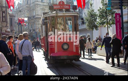 Taksim,Istanbul,Turquie-octobre-samedi-2021: Les gens sur la rue Istiklal prendre le tram historique. Banque D'Images