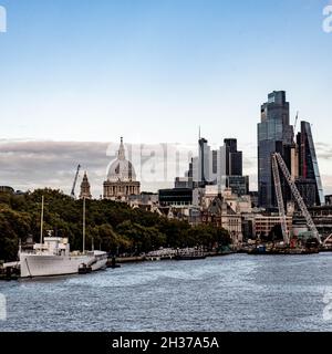 Quartier financier ville de Londres vue de la Tamise avec HQS Wellington amarré sur la rive de la rivière sans personne Banque D'Images