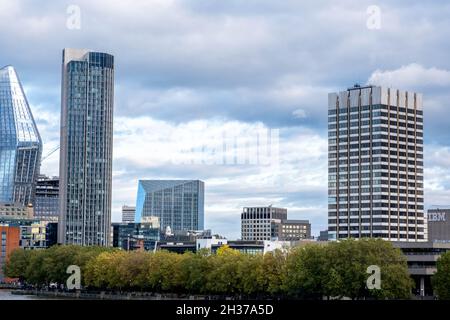 Vue de Tall Skyscapers sur South Bank Londres, y compris le New Boomarang Apartment Building sans personne Banque D'Images