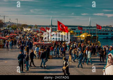 Eminonu,Istanbul,Turquie-octobre-samedi-2021: Temps nuageux, personnes marchant.Poissons et pains à vapeur et vue sur le Bosphore. Banque D'Images