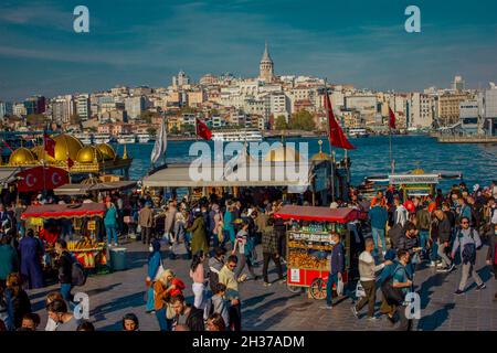 Eminonu,Istanbul,Turquie-octobre-samedi-2021: Temps nuageux, personnes marchant.Poissons et pains à vapeur et vue sur le Bosphore. Banque D'Images