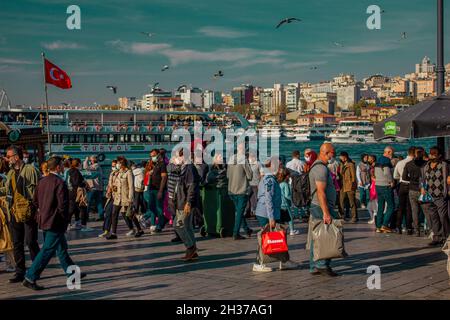 Eminonu,Istanbul,Turquie-octobre-samedi-2021: Temps nuageux, personnes marchant.Poissons et pains à vapeur et vue sur le Bosphore. Banque D'Images