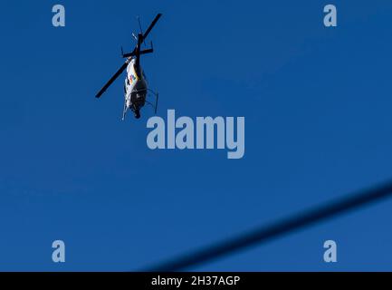 Des nouvelles télévisées rassemblant des hélicoptères en hauteur Banque D'Images