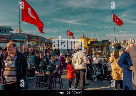 Eminonu,Istanbul,Turquie-octobre-samedi-2021: Temps nuageux, personnes marchant.Poissons et pains à vapeur et vue sur le Bosphore. Banque D'Images