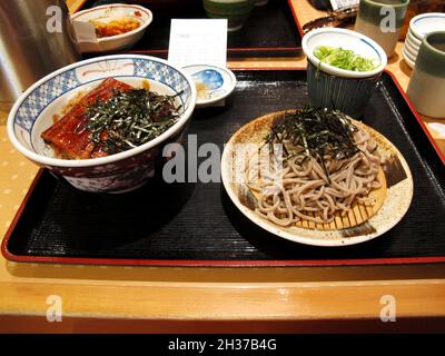 Set de cuisine traditionnelle japonaise donburi unadon unagi ou riz anguille kabayaki et soba froid de restaurant local pour les japonais et voyage étranger Banque D'Images