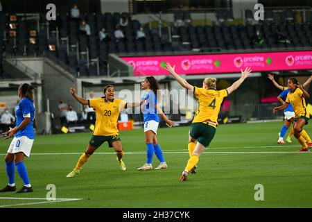 26 octobre 2021 ; Stade CommBank, Parramatta, Nouvelle-Galles du Sud, Australie ;Football international pour Femme, Australie contre Brésil ; Clare Polkinghorne d'Australie se tourne pour célébrer le but d'ouverture de Matilda avec Sam Kerr d'Australie Banque D'Images