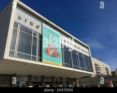 BERLIN, ALLEMAGNE - 24 OCTOBRE 2021 : Kino International, un célèbre théâtre de cinéma sur Karl-Marx-Allee dans l'ancienne Berlin-est près de Alexander Platz, construit en 19 Banque D'Images