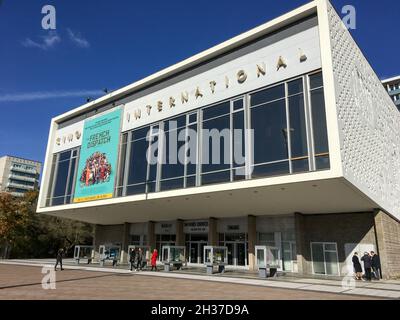 BERLIN, ALLEMAGNE - 24 OCTOBRE 2021 : Kino International, un célèbre théâtre de cinéma sur Karl-Marx-Allee dans l'ancienne Berlin-est près de Alexander Platz, construit en 19 Banque D'Images