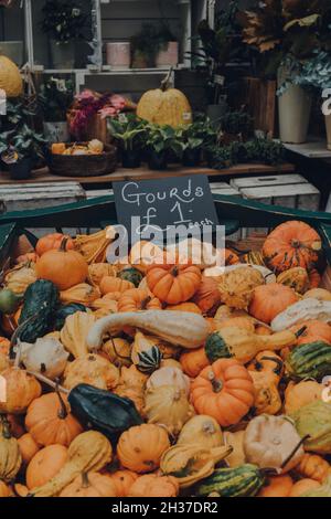 Londres, Royaume-Uni - 17 octobre 2021 : variété de gourdes avec un prix à un stand dans Borough Market, l'un des plus grands et plus anciens marchés alimentaires de Londres. Banque D'Images