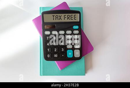 Calculatrice avec texte hors taxes sur bloc-notes et fond blanc Banque D'Images